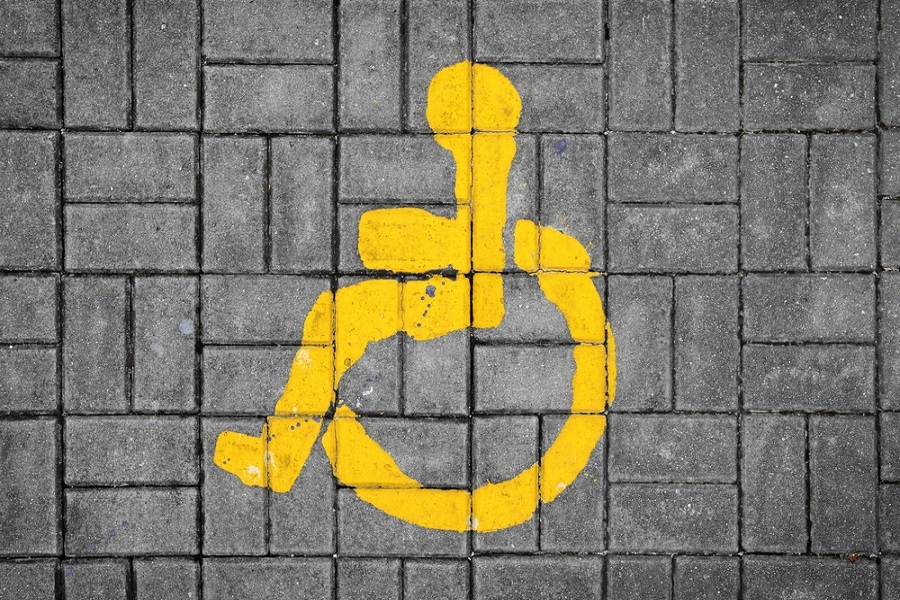 Αλλάζουν οι προδιαγραφές για άτομα με αναπηρίες σε δημόσια κτίρια 