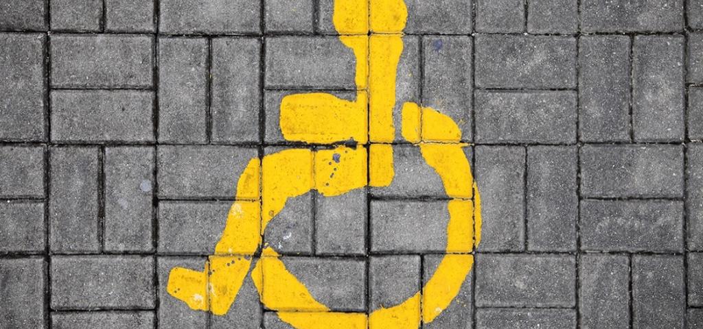 Αλλάζουν οι προδιαγραφές για άτομα με αναπηρίες σε δημόσια κτίρια 