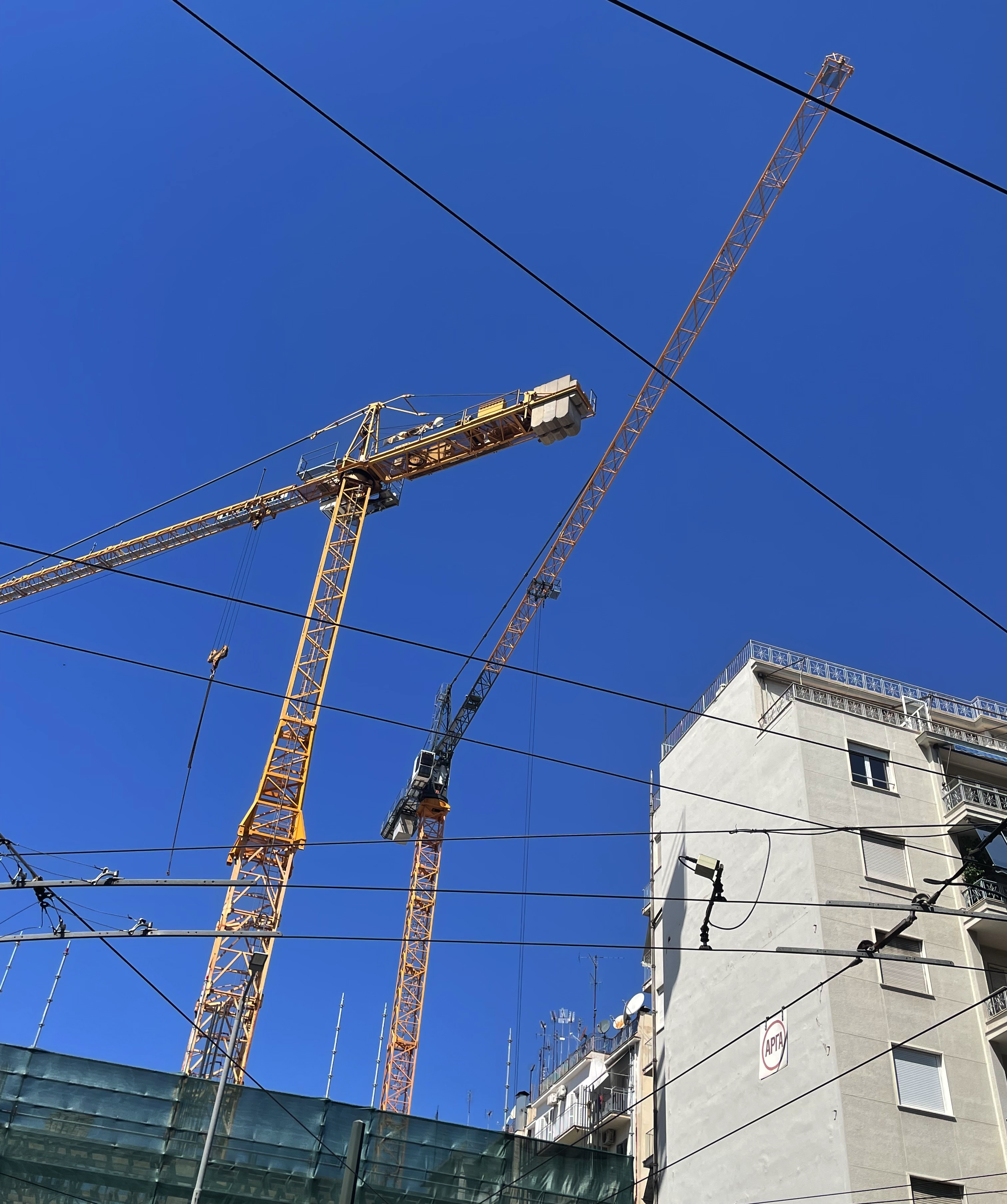 Πήρε πάλι μπροστά η οικοδομή 