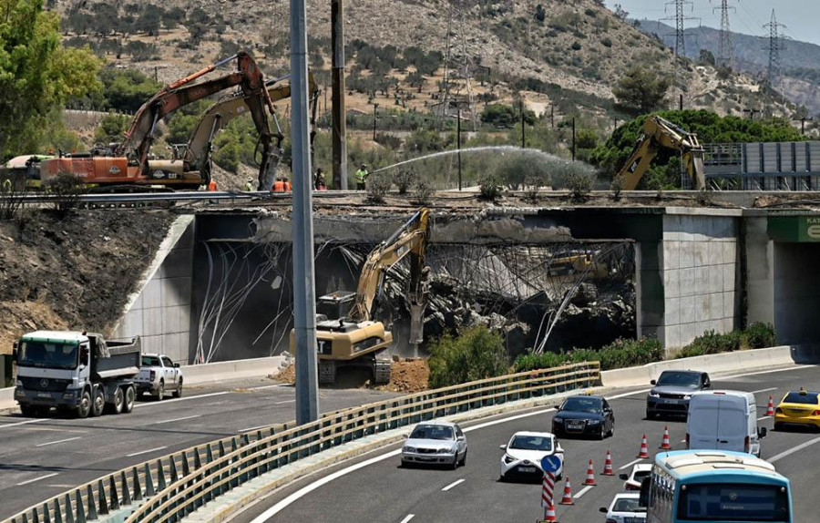 Ολοκληρώθηκε η κατεδάφιση της γέφυρας στην ΠΕΟ Αθηνών – Κορίνθου