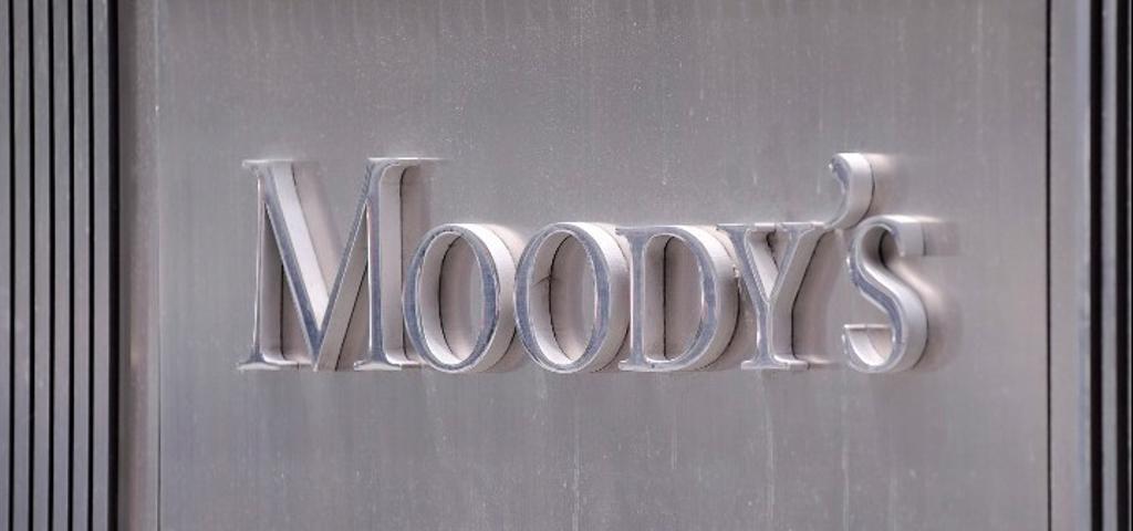 Υποβάθμισε το αξιόχρεο μικρομεσαίων τραπεζών των ΗΠΑ η Moody’s 