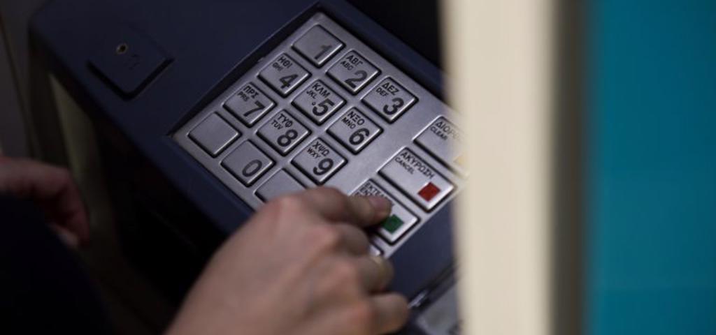 Δύσκολα αποταμιεύουν οι Ελληνες Δύσκολα αποταμιεύουν οι Ελληνες