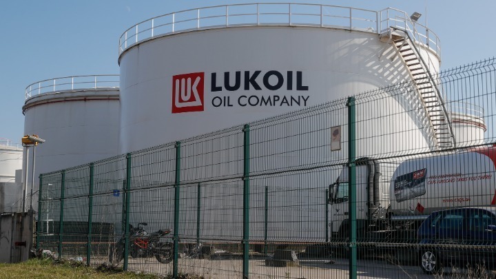 Lukoil: Συμφωνία πώλησης περιουσιακών στοιχείων $22 δισ. στην Carlyle