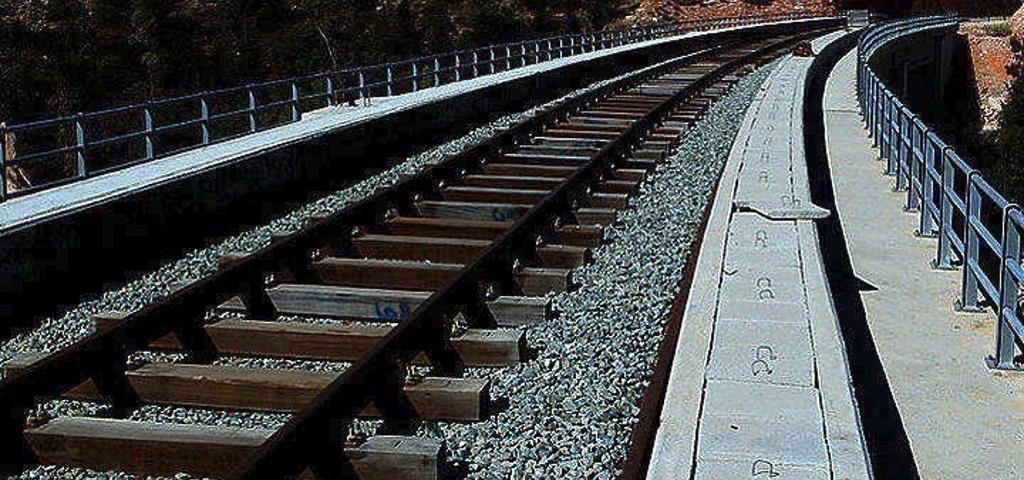 Αποκαθίσταται η σιδηροδρομική γραμμή στη σήραγγα των Τεμπών Αποκαθίσταται η σιδηροδρομική γραμμή στη σήραγγα των Τεμπών