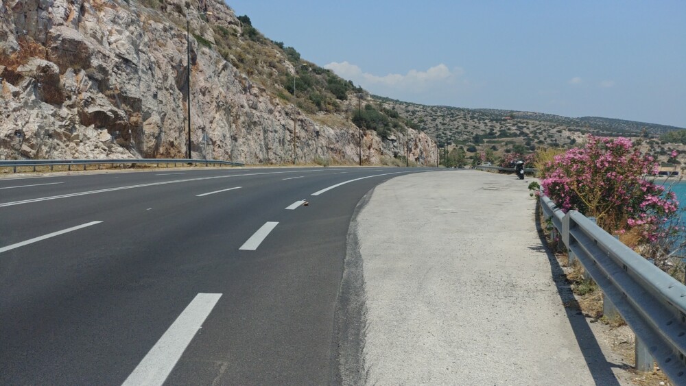 Συνεχίζονται οι παρεμβάσεις στην παραλιακή λεωφόρο Βάρκιζας – Σουνίου