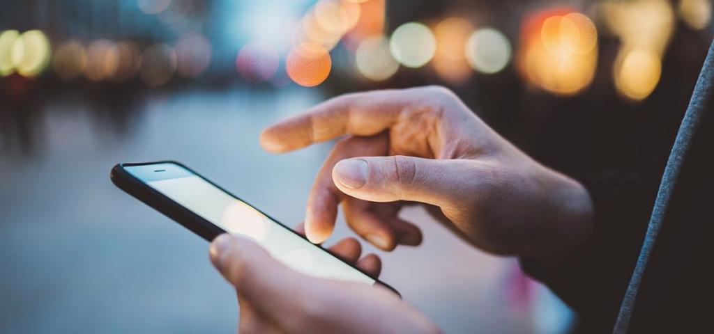 Με Smart phones οι συναλλαγές σε διεθνές και εγχώριο επίπεδο Με Smart phones οι συναλλαγές σε διεθνές και εγχώριο επίπεδο