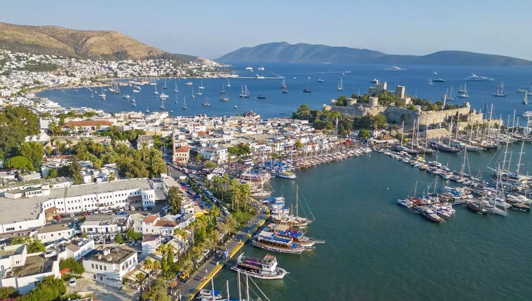 "Ανοιχτή" τουριστική σεζόν προωθεί η Τουρκία
