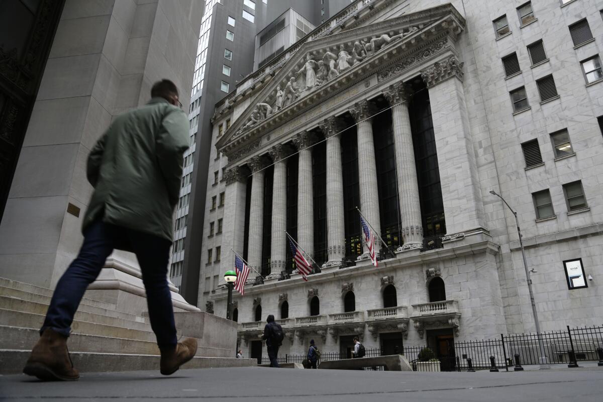 Επαναφέρουν την πενθήμερη εργασία οι τράπεζες στη Wall Street 