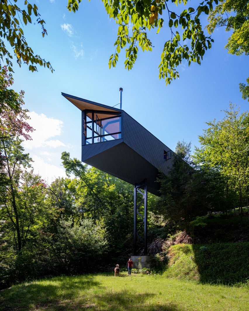more-cabin-kariouk-architects-cantilevers-canada_dezeen_2364_col_23-852x1065.jpg