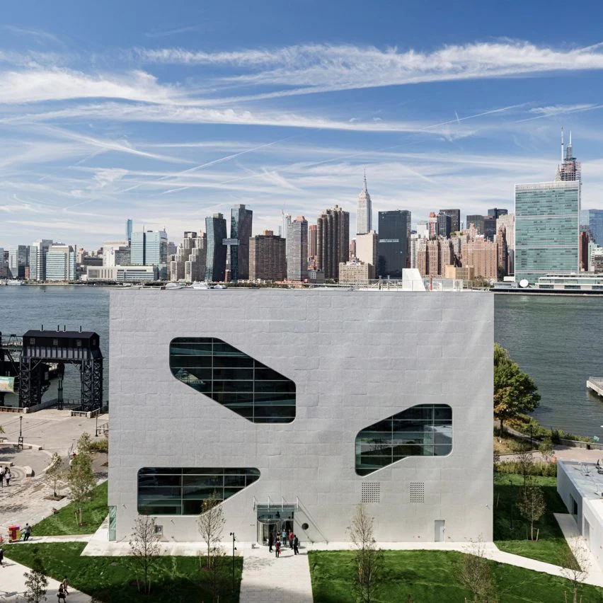 queens-library-hunters-point-architecture-steven-holl-new-york-city-usa-paul-warchol_dezeen_2364_sq-852x852.png