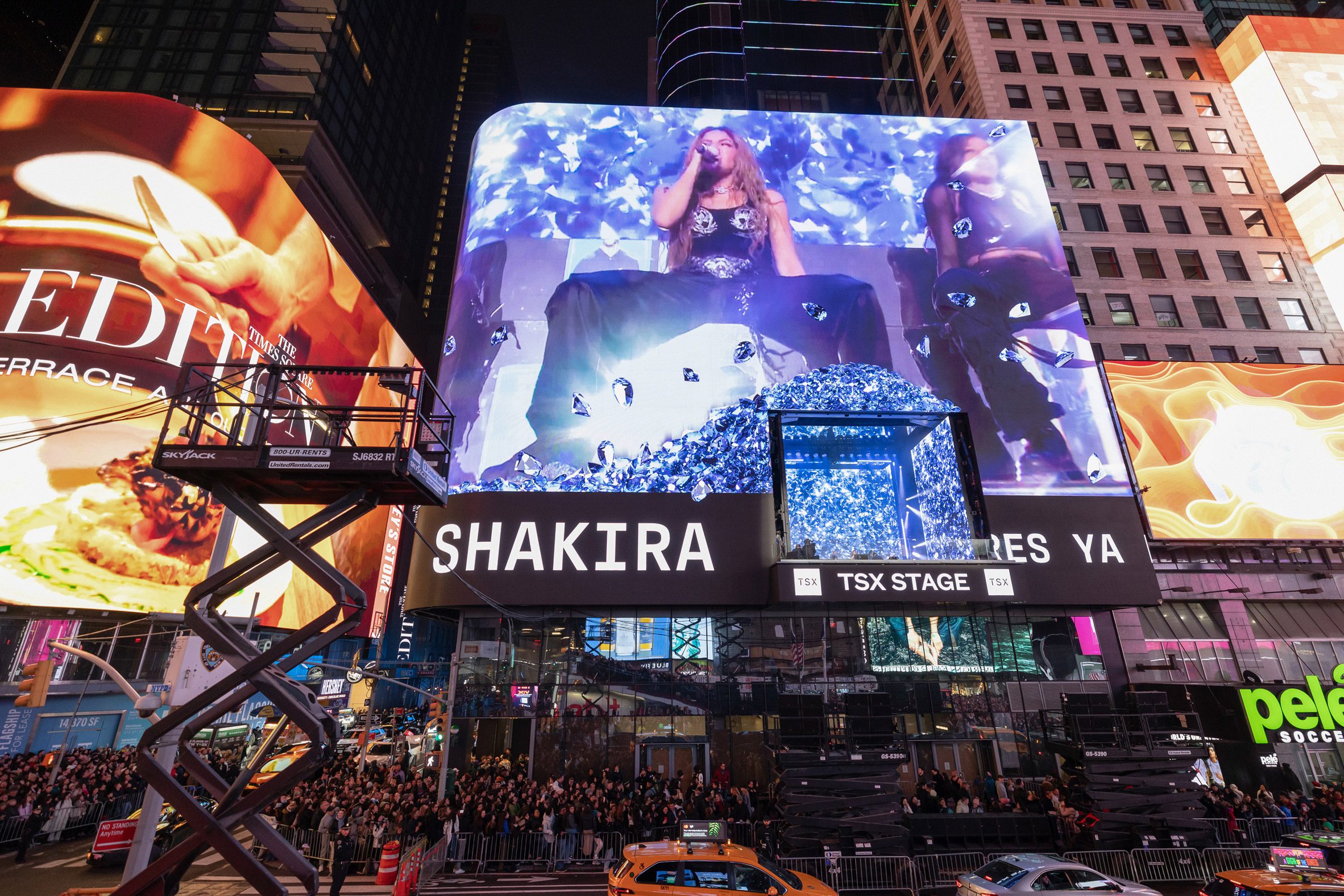 tsx-stage-times-square-new-york_dezeen_2364_col_22.jpg